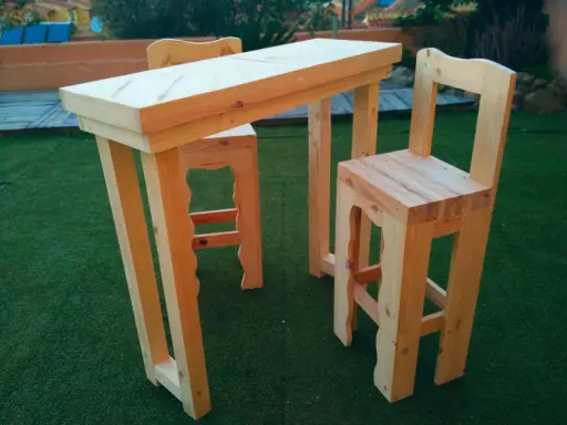Mesa alta y taburetes hechos con palets. Un proyecto DIY para hacer mesa alta con palets, ideal para exteriores.