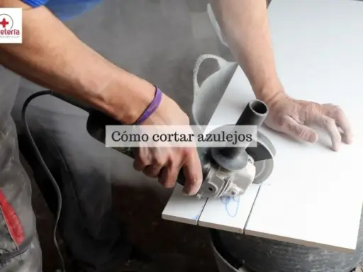 Hombre cortando azulejos con amoladora angular, mostrando cómo cortar azulejos sin máquina especializada.