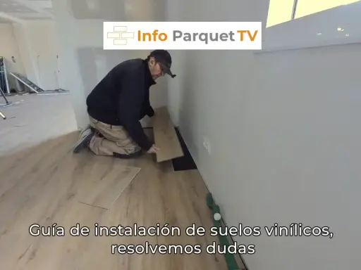 Hombre instalando suelo vinílico, paso a paso. Guía práctica para poner suelo vinílico en casa.