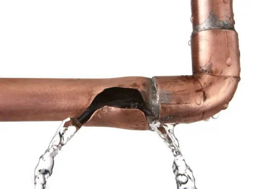 Tubería de cobre rota con agua saliendo. Es hora de arreglar tubería picada.