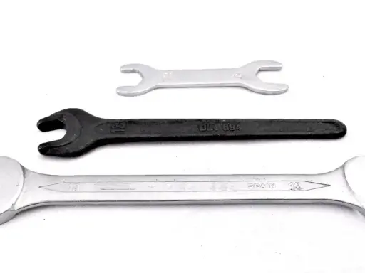 Tres tipos de llaves: una pequeña plateada, una negra y una grande plateada con "SPAIN 12" grabado.