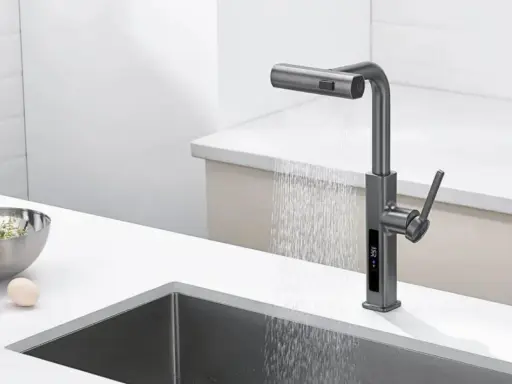 Grifo de cocina moderno con pantalla digital de temperatura, listo para apretar y usar.