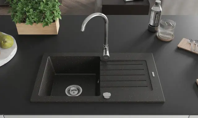 Fregadero moderno con grifo cromado y escurridor. La altura del desague fregadero es ideal para el uso diario.