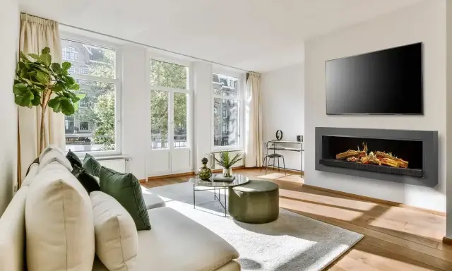 Chimenea de obra moderna sin humo, ideal para un salón acogedor.