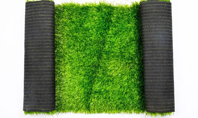 Rollo de césped artificial verde brillante, listo para peinar y colocar.