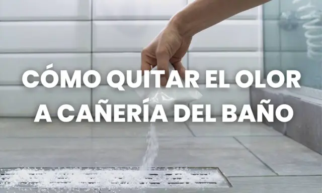 Mano esparciendo gránulos blancos en un desagüe de ducha para eliminar el olor a tuberías del baño.