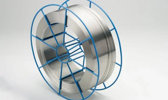 Carrete azul con alambre para soldar acero inoxidable, listo para crear uniones fuertes y duraderas.