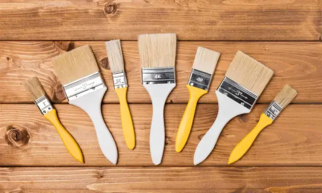 Un surtido de pinceles de pintura, cada paletina con cerdas naturales y mangos blancos o amarillos, listos para dar vida a cualquier proyecto.