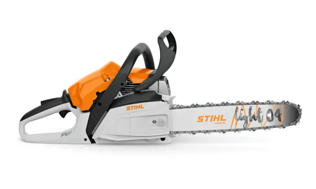 Motosierra Stihl blanca y naranja, modelo Light 04. La segunda marca de Stihl, lista para el trabajo.