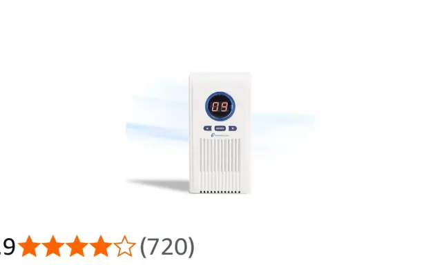 Dispositivo blanco para limpieza con ozono, con pantalla digital y botones.