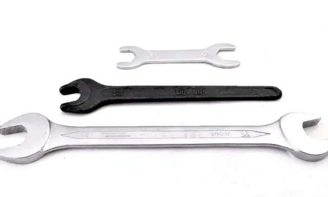 Tres tipos de llaves: una pequeña plateada, una negra y una grande plateada con "SPAIN 12" grabado.