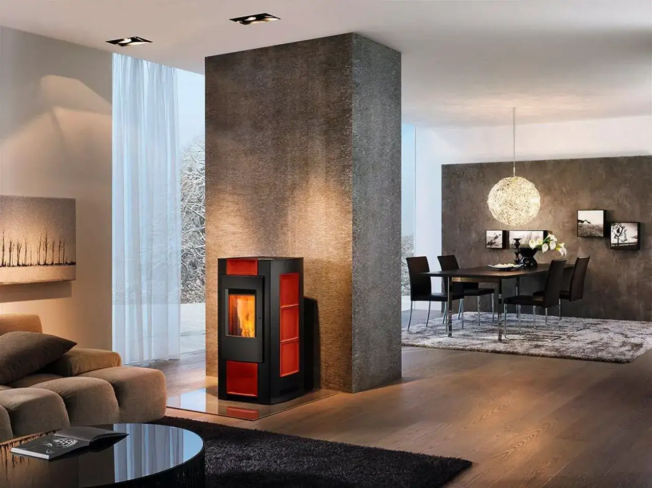 Estufa de pellets moderna, ideal para calentar 200 metros cuadrados. Llama encendida en un salón acogedor.