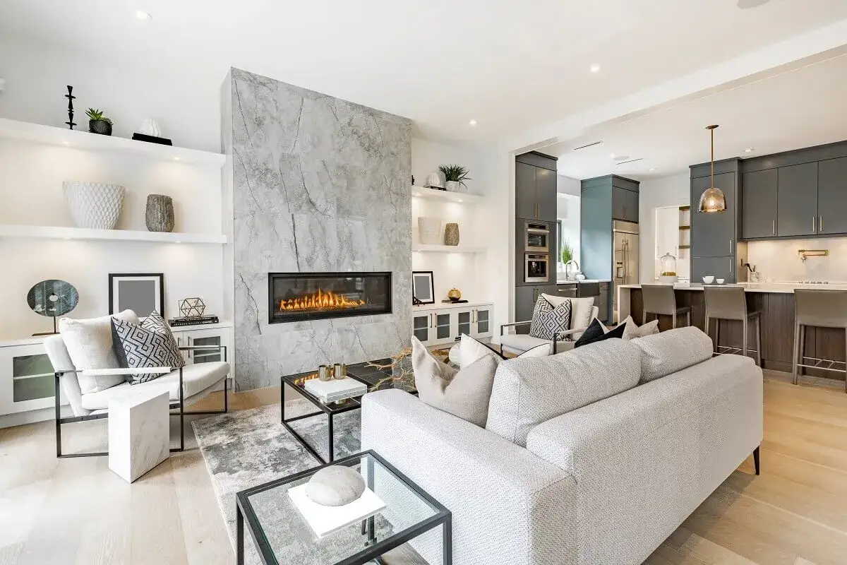 Elegante sala con chimenea moderna de gas, un ejemplo de los diversos tipos de chimeneas que realzan la decoración.