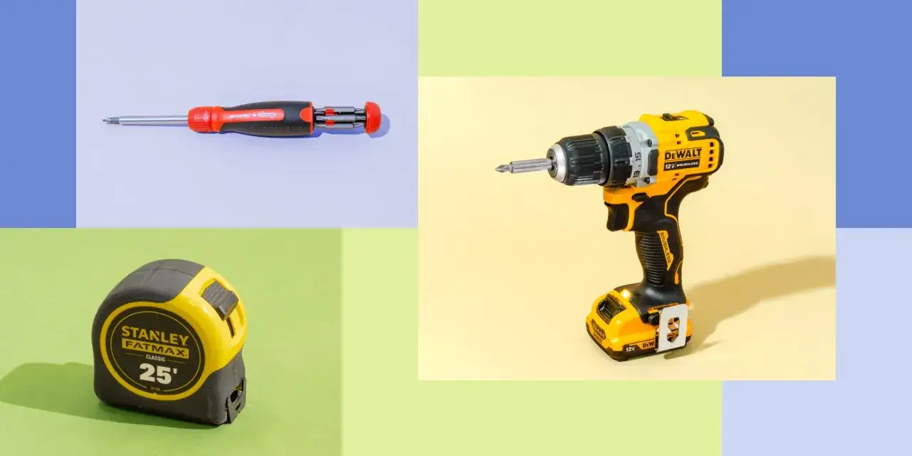 Taladro DeWalt, destornillador y cinta métrica. Un taladro sirve para atornillar y desatornillar con facilidad.