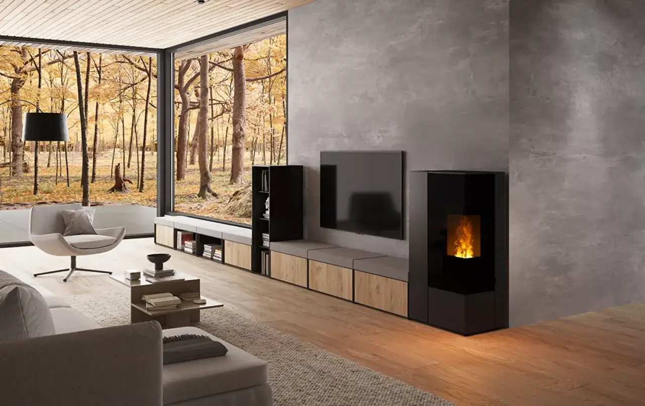 Estufa de leña o pellets moderna y elegante, con fuego encendido, en un salón con vistas a un bosque otoñal.