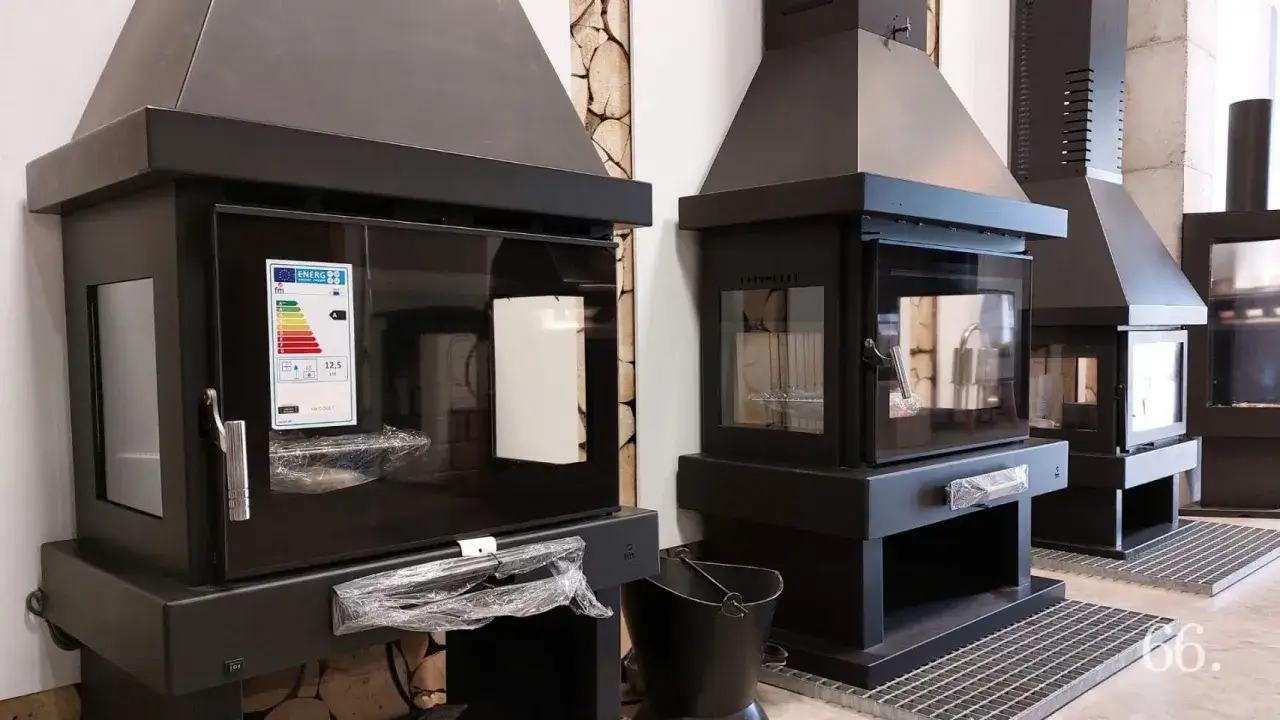 Instalación de chimeneas de leña modernas, con puertas de cristal y etiquetas de eficiencia energética.