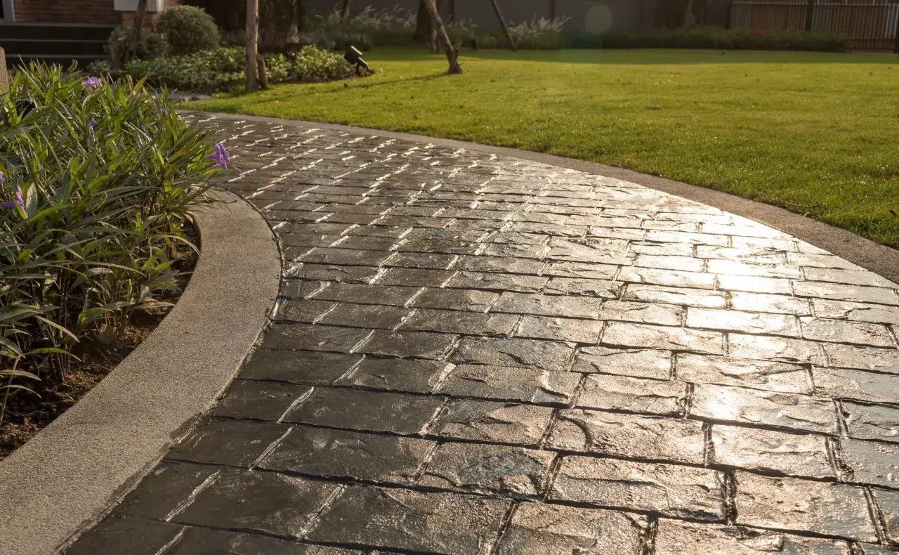 Camino curvo de hormig&oacute;n impreso con acabado de piedra. Ideal para aprender como hacer hormigon impreso y embellecer jardines.