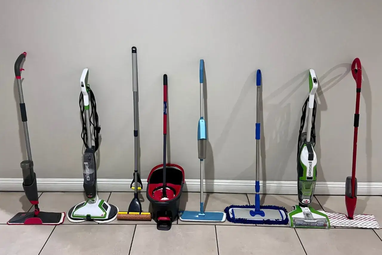 Variedad de mopas y limpiadores para saber como limpiar suelo vinilico.