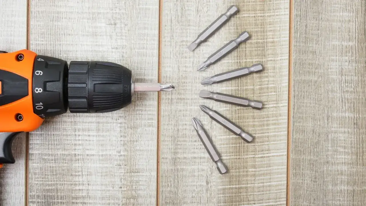 Taladro con brocas, mostrando la diferencia entre taladro y atornillador.