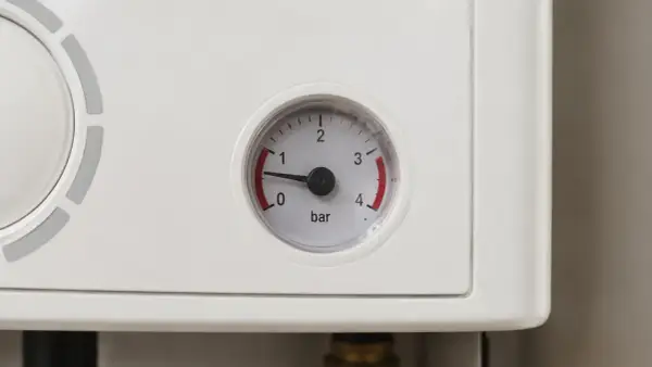 Manómetro de caldera Dietrich marca 0.8 bar, indicando posible problema.