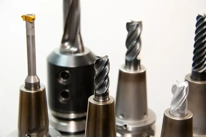 Varias brocas de widia para mecanizado de precisión. Cada broca de widia sirve para un corte específico en metales.