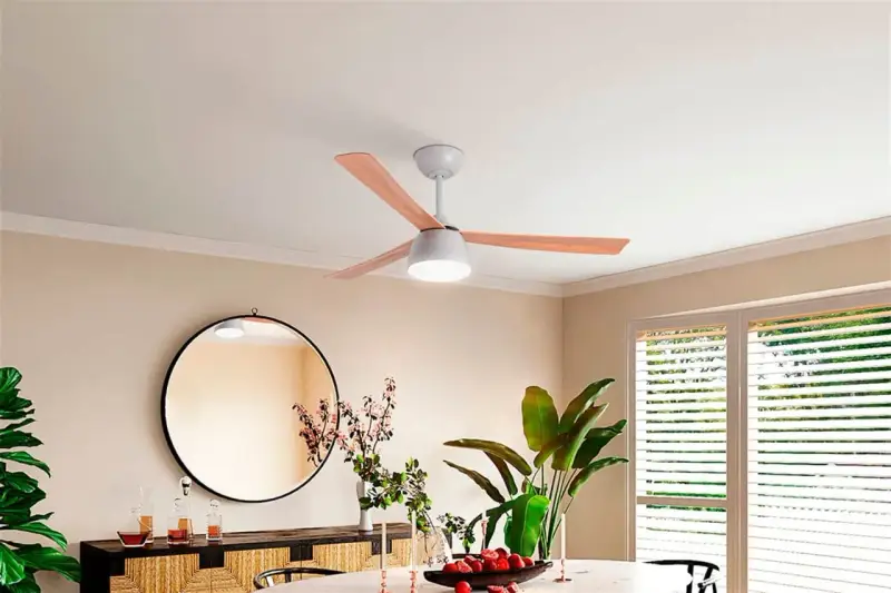 Ventilador de techo con luz integrada y aspas de madera, un ejemplo de los modernos tipos de ventiladores para el hogar.